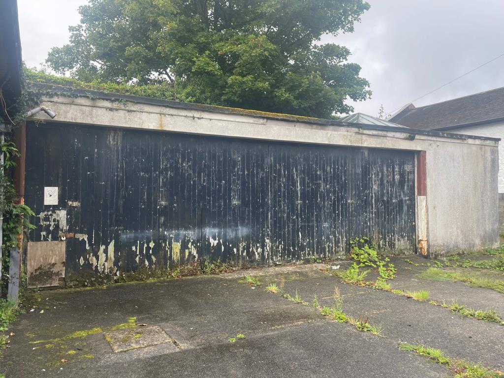 Lot: 160 - FORMER WORKSHOP SITE WITH PLANNING APPROVAL - Exterior of principal single storey workshop